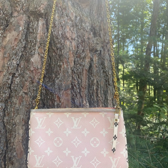 Louis Vuitton Pochette Giant Monogram Double Zip - Picture 4 of 14